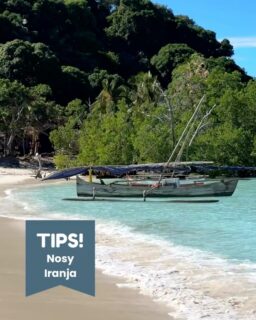 Vi tipsar!
Nosy Iranja – Madagaskar

Madagaskar är kanske mest känt för sina lemurer och baobabträd men här finns också stränder som överraskar.

Som lilla Nosy Iranja, utslängd i det oändligt turkosa Indiska oceanen.

De flesta åker hit på en dagsutflykt från Nosy Be, men vi rekommenderar att stanna en natt eller två. När dagsturisterna lämnar infinner sig ett lugn som gör hela upplevelsen ännu starkare.

Vid lågvatten kan du strosa längs den ikoniska sandtungan som binder ihop öarna. Eller ta dig upp till fyren och njuta av utsikten.

Men framför allt njuter du av strand, hav och nygrillad fisk!
☀️⛱️🏝️