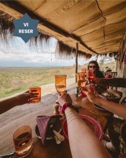 Addis Abeba, en mellanlandning, och sedan äntligen, den där landningsbanan i Kilimanjaro som jag känner igen som ett gammalt handslag.

Den här gången med ett barnbarn tätt intill, en svärson i sällskapet och två döttrar som äntligen får se det jag har pratat om i så många år. Resan gick smidigt, humöret var på topp och förväntningarna likaså.

Och Osiligai Masai Lodge? Den levererade direkt. Autentiska hyddor, fantastiska vyer och en sorts lugn som lägger sig över en nästan omedelbart. Ascoolt helt enkelt. Efter en lång resa är det precis den magiska avslappningen man behöver, och det är svårt att föreställa sig en bättre välkomst till Tanzania.