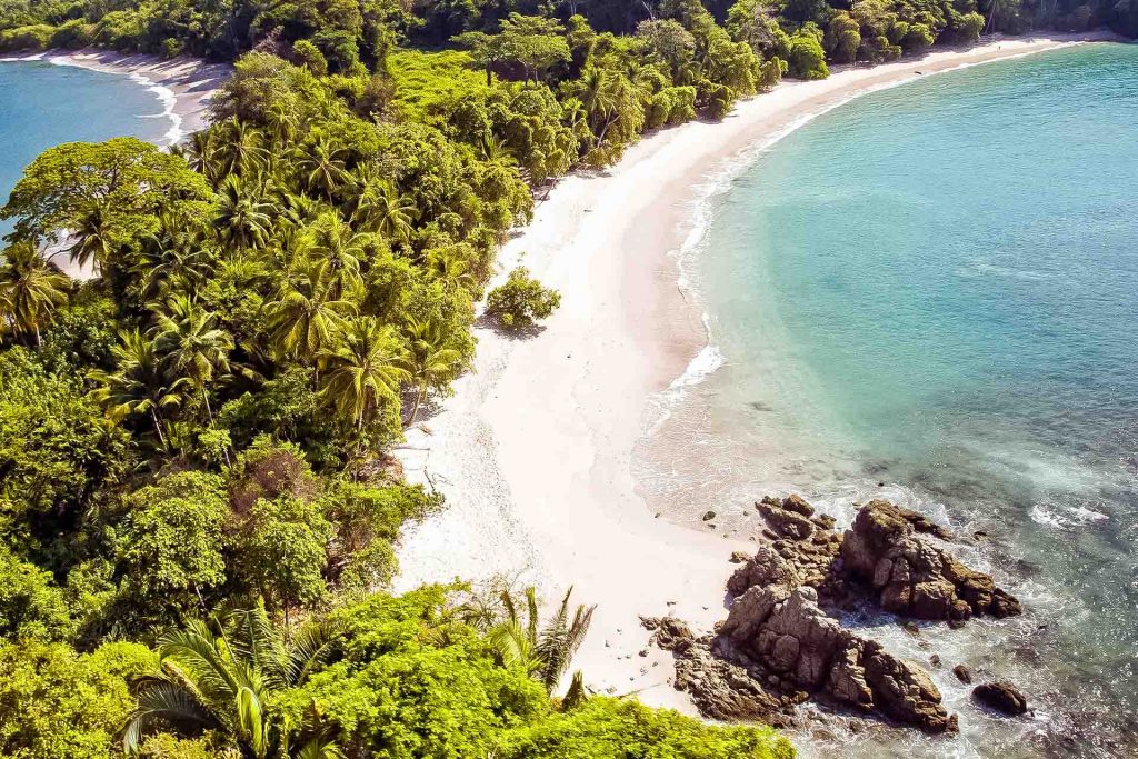 Junglen mellem to strande set fra et fugleperspektiv i Costa Rica