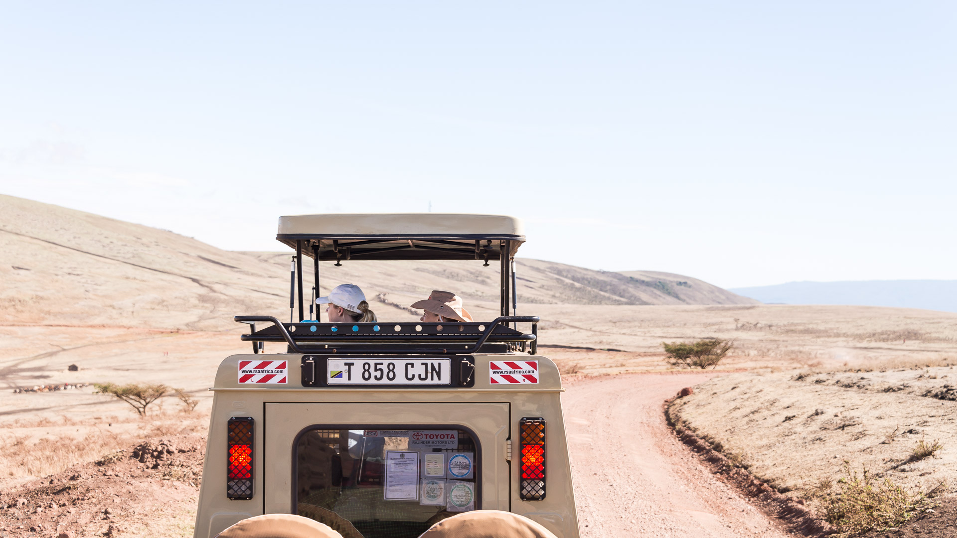 Jeep kører gennem en sandørken i Tanzania