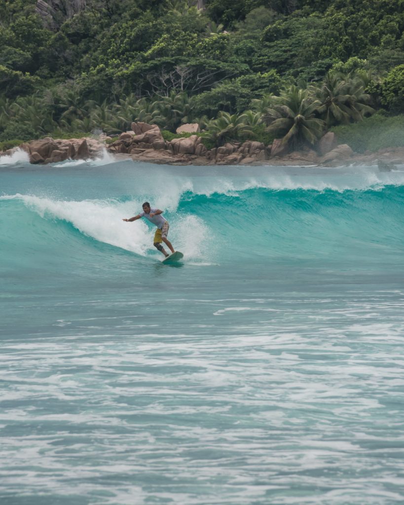 Surfer på en bølge i seychellerne
