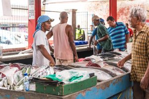 Mænd diskuterer på et fiskemarked på Seychellerne