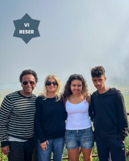 Jag, Olle, tog med familjen till Tanzania på sommarsemester – safari och Zanzibar stod på programmet. Det var första gången våra barn besökte landet, och för mig kändes det som ett privilegium att få visa dem platsen som för en tid var mitt hem.
En safari är så mycket mer än bara möten med vilda djur. Det är något som är svårt att riktigt greppa innan man upplevt det själv – och att få se allt genom barnens ögon gjorde det ännu mer speciellt.
I dagens nyhetsbrev berättar jag om vårt besök på barnhemmet LWCC – ett möte som berörde på djupet, (länk finns i bion @kenzantravel_resebyra ). Det är en av de många upplevelserna utanför safaribilen som lämnar starka avtryck.
Som ett försök att fånga lite av resans känsla och alla upplevelser har jag samlat några citat från familjen: 

”Det var kul att bara sitta och titta ut genom fönstret, på livet som pågick längs vägen – och på den kaotiska trafiken.”
”Winters Lodge var fantastisk. Miljön, vidderna och själva platån. Och när vi skulle bada i poolen stod det en stor babian och drack av vattnet. Grymt första intryck.”
”Maten på safarin var jättegod. Över förväntan.”
”Guiden var snäll, kunnig och grym på att berätta. Det var perfekt eftersom det ibland var långa körsträckor, och då hann man verkligen lyssna och lära sig massa om djuren och naturen.”
”Serengeti var som att vara på havet – fast på land. Det tog liksom aldrig slut.”
”Det var spännande att få uppleva ”Savannens lagar”. Lejonjakt på gnuer och hyenor som slogs om maten var riktiga höjdpunkter.”
”Kaffe- och toalettstopp, eller ”bush toilette” som guiden kallade det, med en elefantfamilj som kuliss mitt ute på savannen i Serengeti – det är en bild jag aldrig kommer glömma.”

Vill du åka på safari så vet du var vi finns!
//Olle