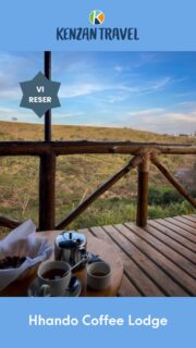 📍 Hhando Coffee Lodge – Karatu

Efter en första safaridag i Tarangire kör vi upp mot svalare luft och gröna sluttningar. Hhando är vår utvalda lodge vid Ngorongoro – bara 10 min från grindarna till kratern.
Här bor du bland kaffebuskar och regnskog, med chans att se både elefanter och bufflar från frukostterrassen. Små bungalower, god mat och personlig service gör detta till en magisk paus innan äventyret fortsätter mot Serengeti. ☕🌿
//Ella

Du kan läsa mer om Hhando på vår reseblogg. Länk i bion @kenzantravel 

#kenzantravel #safari #drömresa #tanzania #hhandocoffeelodge #ngorongoro