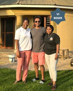 Jag är på besök hos vår safarioperatör,  @crossroadsafaris Våra kunder öser beröm över alla de duktiga safariguider som jobbar här – och med all rätt! Men bakom en lyckad safari ligger även mycket administrativt arbete, både på hemmaplan och här i Tanzania.

Därför känns det både nyttigt och lärorikt att tillbringa några dagar här på kontoret hos Crossroad och deras personal. Dessutom är det riktigt trevligt att få träffa alla som man annars bara kommunicerar med via e-post. För en som är bortskämd med höj- och sänkbart skrivbord, svalt kontor och stabilt internet blir det en påminnelse om att jag befinner mig i Afrika.

Visst har det sina utmaningar – kycklingar och hönor springer utanför kontoret och kacklar, internet kommer och går, och det är varmt trots en fläkt som låter som ett flygplan under inflygning.

Det spelar dock mindre roll när personalen (Sarah, Beatrice och Franc) är trevliga, gästfria, generösa och lär mig att ta det pole pole (lugnt och sansat). Till lunch bjuds det på nationalrätten ugali och en omelett, och mer närodlat än så här blir det förstås inte.

Stämningen är dessutom extra glad just nu, för de räknar ner dagarna till flytten till sitt nya kontor, där ska det bli både svalt och med bättre internetuppkoppling.
Det låter lovande, så chansen är stor att jag återvänder till våra vänner på Crossroad Safaris snart igen!
//Olle