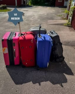 Tanzania har följt mig i hela mitt vuxna liv. Jag har förlorat räkningen på hur många gånger jag har landat på Kilimanjaro International, hur många gryningar jag har sett över Serengeti, hur många gånger jag har kommit hem med rött damm i väskan och ett leende som inte vill försvinna.
Men den här gången är annorlunda.
Den här gången tar jag för första gången med mig min familj. Och det känns stort, på ett sätt som är svårt att sätta ord på, men jag ska försöka, för det är precis det vi ska göra härnäst, dela den här resan med dig.
Vi börjar med barnhem, massajer och safari. Sedan avslutar vi med sköna dagar på Zanzibar, och jag hoppas att du vill hänga med.
 /Ella